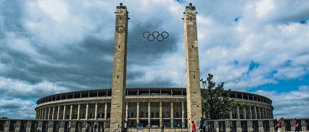 Ein Rund zum Streit. Im Olympiastadion wird sich nie eine Atmosphäre entwickeln wie in den engen, modernen Stadien. Hertha BSC hat schon mit einem Umzug nach Brandenburg gedroht.