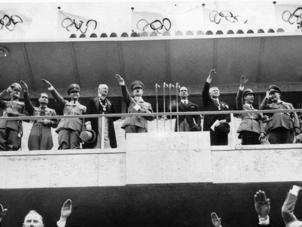 Diktator Adolf Hitler (5. von links) bei der Eröffnung der XI. Olympischen Spiele am 01. August 1936 in Berlin.