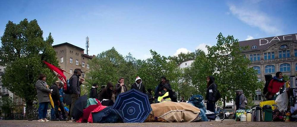 Gegenüber vom geräumten Flüchtlingscamp, auf der anderen Seite des Oranienplatzes, protestieren weiterhin Menschen. Drei von ihnen befinden sich im Hungerstreik.