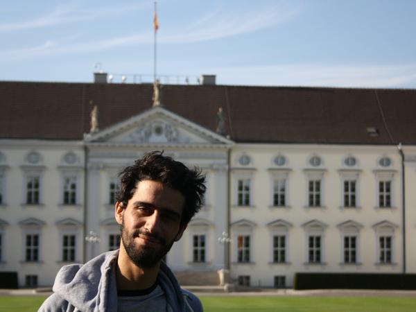 Willkommen in Berlin. Ahmad Al-Dali vor dem Schloss Bellevue.