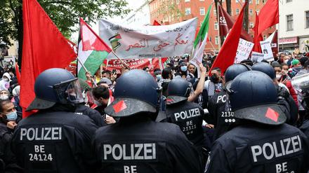 Hass auf Israel. Radikale Palästinenser und deutsche Sympathisanten demonstrierten im Mai 2021 in Neukölln. Es gab antisemitische Hassparolen und Angriffe auf Polizei und Journalisten. 