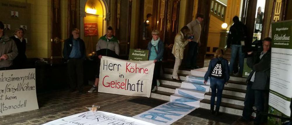 "Hinterzimmerpolitik", "Geiselhaft" - die Gegner der Bebauung der Elisabethaue protestieren im Rathaus Pankow.