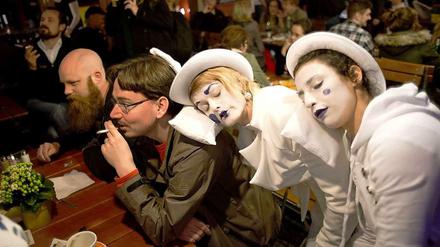 Im Simon-Dach-Kiez startete Freitagabend eine Pilotaktion, bei der Pantomime die Feiernden zu mehr Rücksicht auf die Anwohner bewegen sollen.