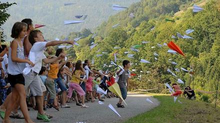 Rekordverdächtig.1666 Papierflieger sollten 2008 in Gausbach weiter als fünf Meter fliegen, einer mehr als in Hongkong. Leider schafften es lediglich 1015.