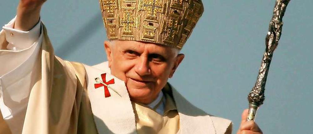 Papst Benedikt XVI. kommt zu seinem ersten offiziellen Besuch vom 22. bis 25. September nach Deutschland. Von Berlin aus reist er nach Erfurt und anschließend nach Freiburg weiter.