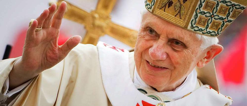 Papst Benedikt XVI. kommt nach Berlin. Dort wollen ihn mehr Menschen sehen als gedacht.