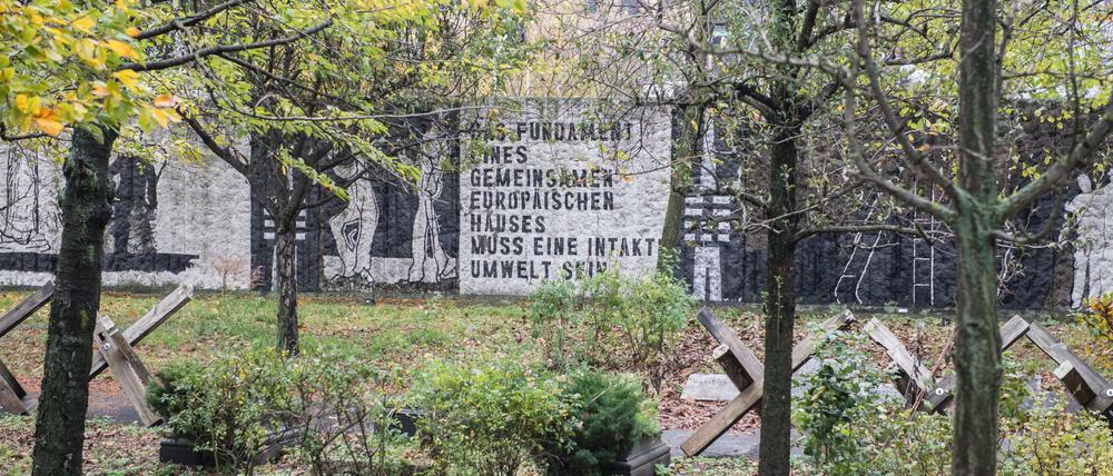 Alte Mauerreste stehen in Berlin auf dem Areal des Mahnmals "Parlament der Bäume". 