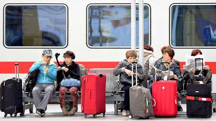 Wartende Passagiere vertreiben sich am Hauptbahnhof in Hamburg die Zeit. Zum neunten Mal in diesem Jahr streikt die Lokführergewerkschaft GDL bundesweit.