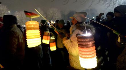 Teilnehmer der islamkritischen Pegida-Bewegung halten Laternen in den Farben schwarz-rot-gold bei einer Kundgebung in Dresden (Sachsen). Für den 26. Januar ist in Brandenburg/Havel eine Pegida-Demonstration angemeldet.