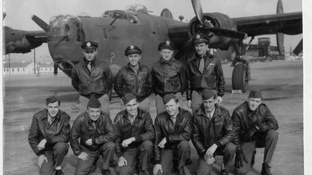 McNamara’s Band. Wenige Wochen vor dem Angriff auf Berlin entstand diese Aufnahme der Crew vor ihrer B-24. Leo Penn ist der Zweite von links oben. 