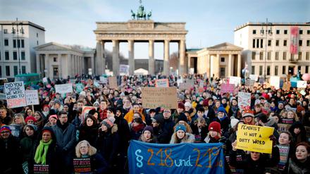 Los ging es am Brandenburger Tor: Männer und Frauen versammeln sich anlässlich des "Berliner Women's March".
