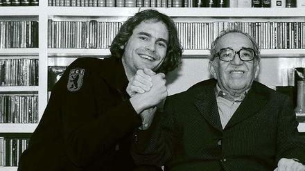 Fester Händedruck von einem ganz Großen der Weltliteratur: Fotograf Peter Badge mit dem inzwischen verstorbenen Gabriel García Márquez.