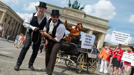 Vor den Karren spannen lassen. Tierschützer vom Berliner Tierschutzverein protestieren gegen Pferdekutschen und fordern ein Verbot gewerblicher Kutschfahrten innerhalb Berlins. 