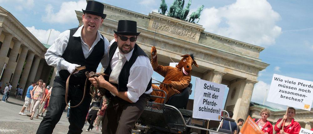 Vor den Karren spannen lassen. Tierschützer vom Berliner Tierschutzverein protestieren gegen Pferdekutschen und fordern ein Verbot gewerblicher Kutschfahrten innerhalb Berlins. 