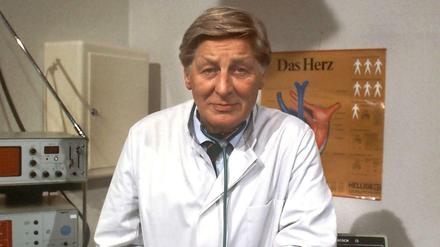 Ein Gesicht Berlins. Günter Pfitzmann als Dr. Brockmann in der Serie „Praxis Bülowbogen“. Der beliebte Schauspieler starb 2003.