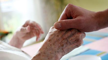 In der Altenpflege wird jede helfende Hand gebraucht. Es herrscht großer Fachkräftemangel.