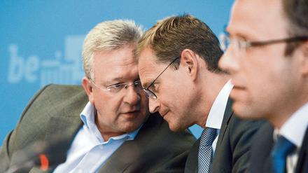 Trio unter Druck: Innensenator Frank Henkel (CDU), der Regierender Bürgermeister Michael Müller (SPD) und Sozialsenator Mario Czaja (CDU, v. li.).