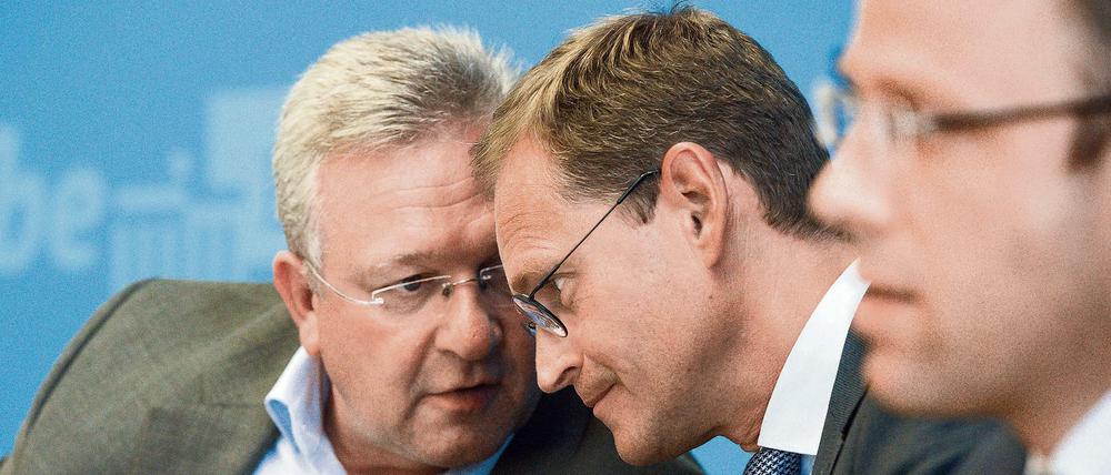 Trio unter Druck: Innensenator Frank Henkel (CDU), der Regierender Bürgermeister Michael Müller (SPD) und Sozialsenator Mario Czaja (CDU, v. li.).