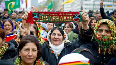 Jedes Alter ist bei der Demonstration vertreten, die sich für die Auflösung des PKK-Verbotes einsetzt.