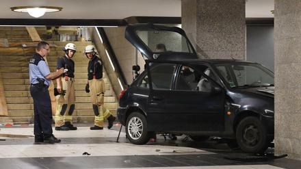 Ende einer Flacht: Der Ford Fiesta prallte im U-Bahnhof gegen einen Pfeiler.