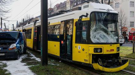 Auf der Bornholmer Straße ist am Dienstagmorgen ein Transporter mit einer Tram zusammengestoßen.