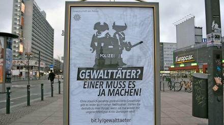 Das Aktions-Plakat einer linken Gruppierung am Alexanderplatz. 