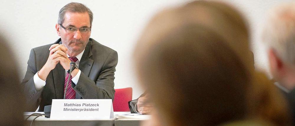 Der brandenburgische Ministerpräsident gerät im Hauptausschuss des Landtages wegen des BER-Debakels in Bedrängnis.