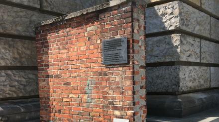 Die kleine Ziegelmauer an der Spreeseite des Reichstags ist ein Geschenk des polnischen Parlaments an den Bundestag.
