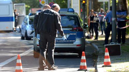 Polizisten suchen am Donnerstag an der Heerstraße in Berlin-Spandau nach Beweismitteln. 