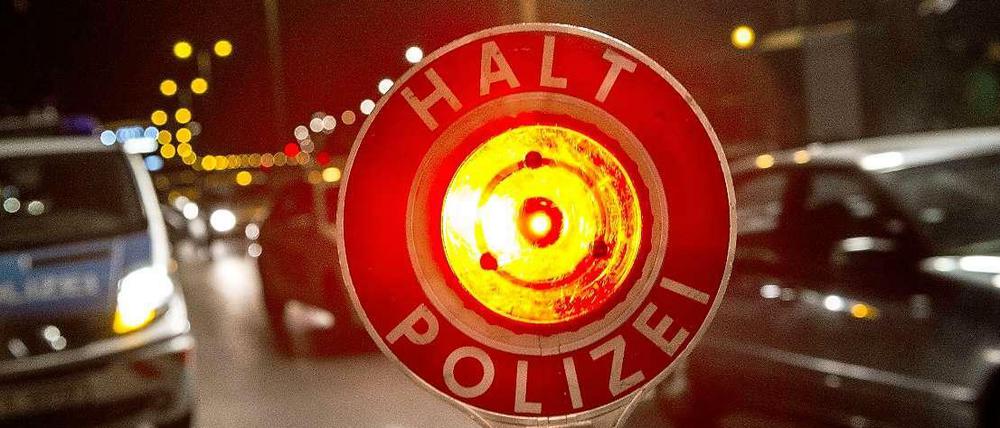 Polizei im Rotlicht - ein Berliner Beamter soll in einem Striptease-Lokal Dienstgeheimnisse verraten haben.