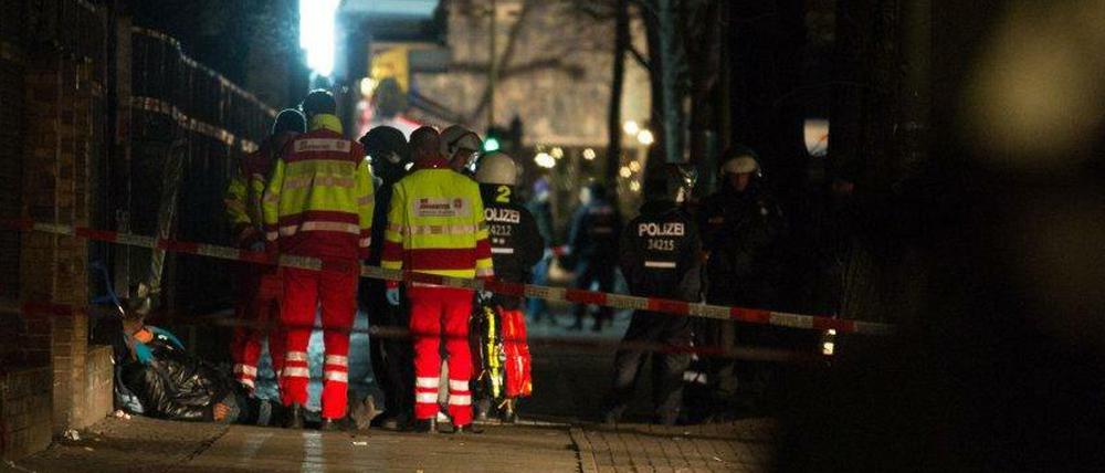 Nächtlicher Einsatz von Polizei und Sanitätern an der Ohlauer Straße in Kreuzberg