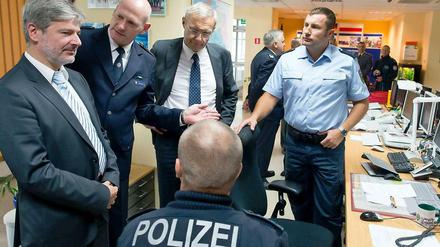 Brandenburgs Innenminister Ralf Holzschuher (SPD, links) bei einer Besprechung im deutsch-polnischen Lagezentrum im polnischen Swiecko nahe Frankfurt (Oder).