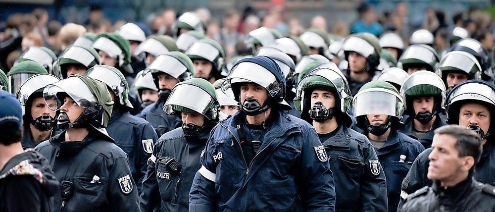 Die Berliner Polizei kämpf mit ihrer Personalnot. Die Gewerkschaft der Polizei nimmt nun die Politik in die Pflicht und fordert die Schaffung tausender neuer Stellen.