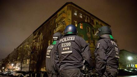 Polizisten in Berlin vor einem besetzten Haus in der Rigaer Straße. 