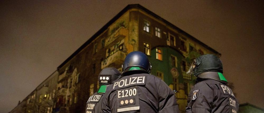 Polizisten in Berlin vor einem besetzten Haus in der Rigaer Straße. 
