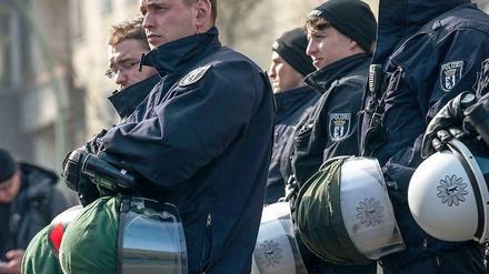 "Polizist sein ist etwas ganz Besonderes", singen die Beamten über ihren Beruf - wie man auch an ihren Kollegen im Einsatz am Kottbusser Tor im März sehen kann.
