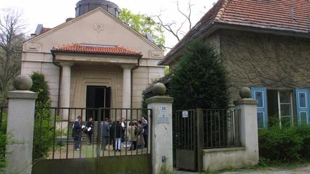 Auf die Trauerhalle des Jüdischen Friedhofs in Potsdam wurde 2001 ein Brandanschlag verübt. 