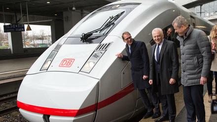 Vorsicht am Gleis: Bundesverkehrsminister Alexander Dobrindt (CSU, l-r), der Vorstandsvorsitzende der Deutschen Bahn AG, Rüdiger Grube, und Jochen Eickholt, Geschäftsführer des Bereichs "Mobility" der Siemens AG. 