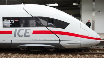 Das isser: Ein Zug des neuen ICE 4 (Baureihe 412) der Deutschen Bahn wird im Bahnhof Südkreuz in Berlin präsentiert. 