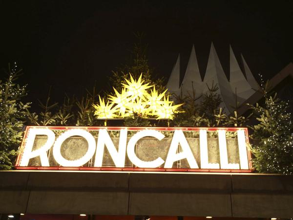 Alle Jahre wieder Romantik pur. Portal des Roncalli-Weihnachtscircus am Tempodrom.