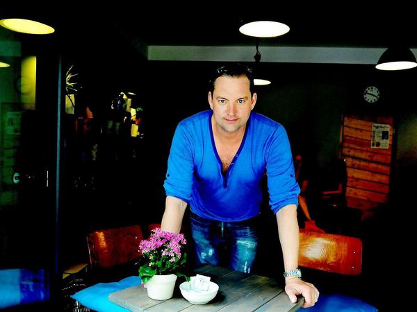 Zugezogen: Schauspieler Christian Kahrmann betreibt ein Café im Bötzowviertel.