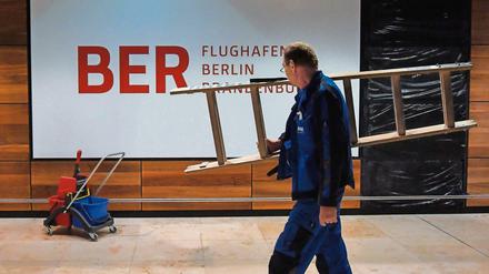 Bauarbeiter statt Fluggäste. Wann der BER eröffnet wird bleibt ein Geheimnis.
