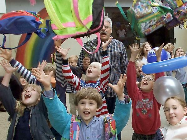 Erstklässler einer Privatschule in Neukölln freuen sich über den Ferienbeginn. Ob sie auch an der Schule Spaß haben?