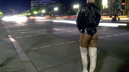 Die Prostituierte Nicki wartet an der Straße des 17. Juni in Berlin auf ihre Kundschaft. 