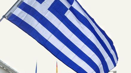 Eine griechische Flagge in Berlin - im Zuge der Krise in ihrem Land sind viele Griechen in die deutsche Hauptstadt gekommen. Ein Treffpunkt für sie ist die griechisch-orthodoxe Gemeinde.