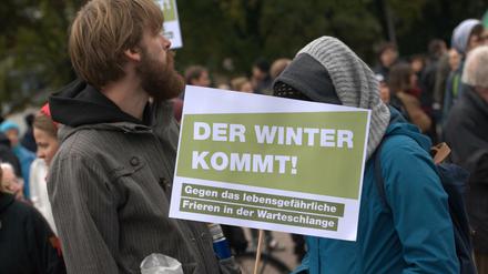 Die Unterstützer von "Moabit hilft!" demonstrieren gegen die Zustände beim Lageso in der Turmstraße.