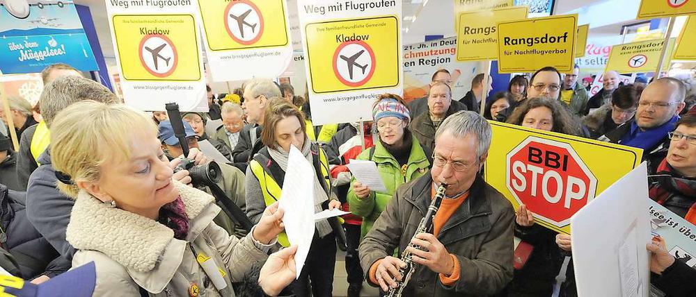 Singen gegen den Lärm. Am Flughafen in Schönefeld demonstrieren mehr Bürger als erwartet gegen den Fluglärm.