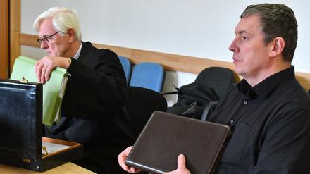 Der AfD-Landtagsabgeordnete Jan-Ulrich Weiß (r.) wartet mit seinem Anwalt auf den Prozessbeginn.
