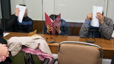 Die drei Angeklagten vor dem Landgericht in Berlin-Moabit.
