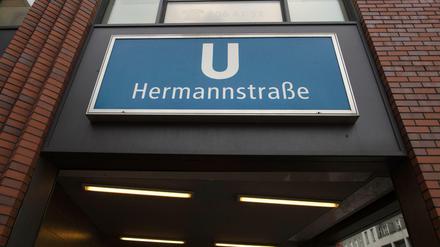 An der Hermannstraße hatte der Angeklagte Ende November eine Passantin mit einem Tritt die Treppe runtergeschubst. 